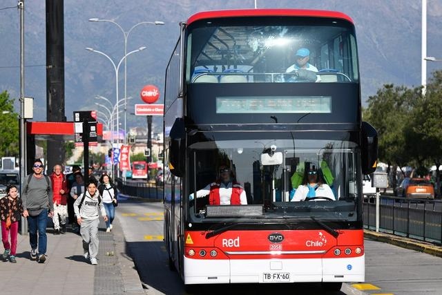 2023年10月31日，一輛由中國(guó)制造的新能源公交車行駛在智利首都圣地亞哥的主城區(qū)。新華社記者 辛悅衛(wèi)攝