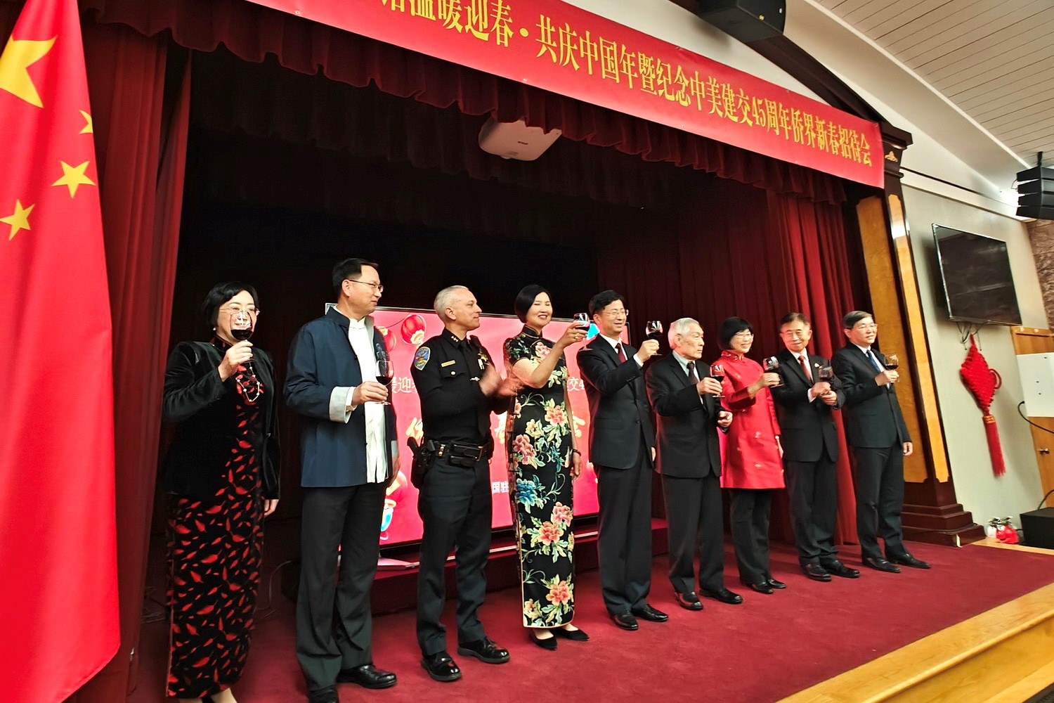 僑胞代表與駐舊金山總領(lǐng)館官員合影。主辦方供圖