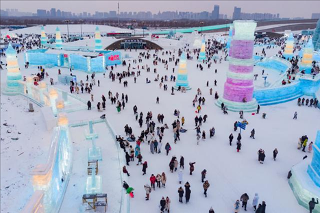 游客在哈爾濱冰雪大世界園區(qū)內(nèi)游玩（無(wú)人機(jī)照片，2024年1月4日攝）。新華社記者 謝劍飛 攝