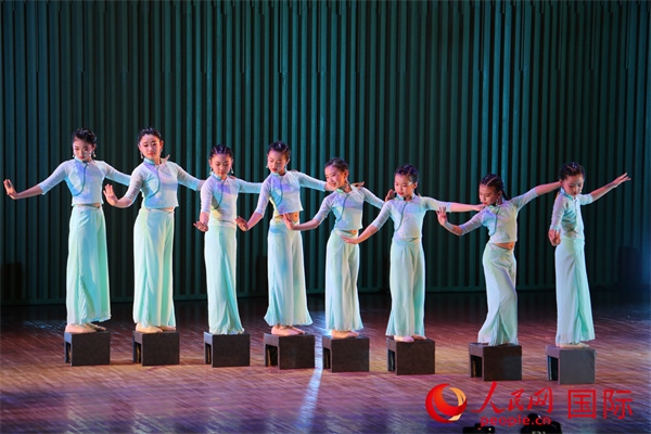 古典舞《碇步橋》。人民網(wǎng) 許可攝