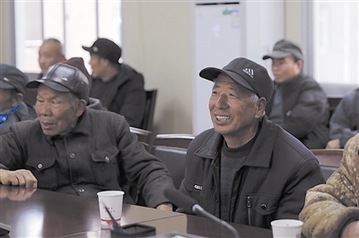  圖③：農(nóng)民工臉上洋溢著笑容。