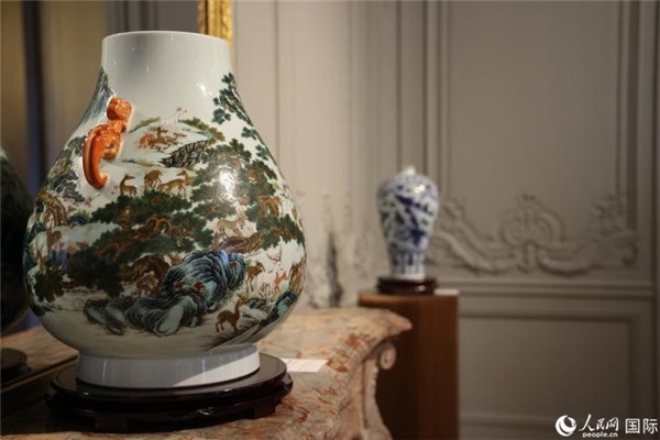 嘉賓和公眾參觀“絲路瓷行”——中國(guó)景德鎮(zhèn)陶瓷文化特展。人民網(wǎng)記者 尚凱元攝