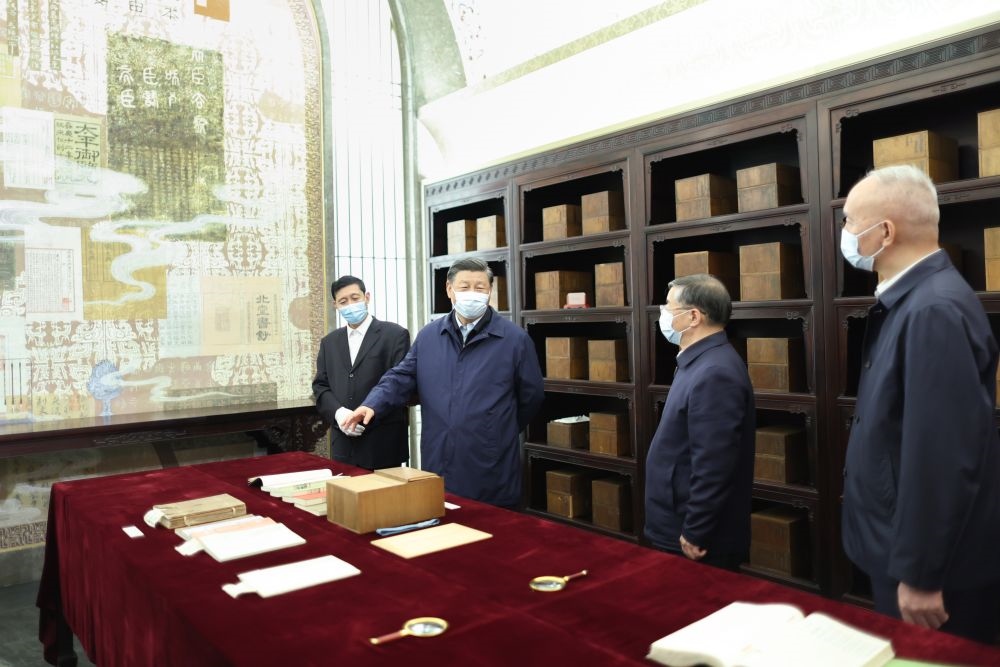 2023年6月1日下午，習(xí)近平在位于北京的中國(guó)國(guó)家版本館考察時(shí)，在蘭臺(tái)洞庫(kù)了解館藏精品版本保存情況。新華社記者 鞠鵬 攝