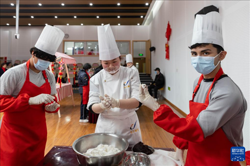 1月28日，在復(fù)旦大學(xué)第二附屬學(xué)校，美國(guó)馬斯卡廷中學(xué)學(xué)生展示自己制作的湯圓。 新華社記者 王翔 攝