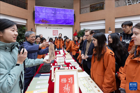 1月29日，在復(fù)旦大學(xué)，美國(guó)馬斯卡廷中學(xué)學(xué)生了解中國(guó)古籍裝幀與修復(fù)技術(shù)。 新華社記者 王翔 攝