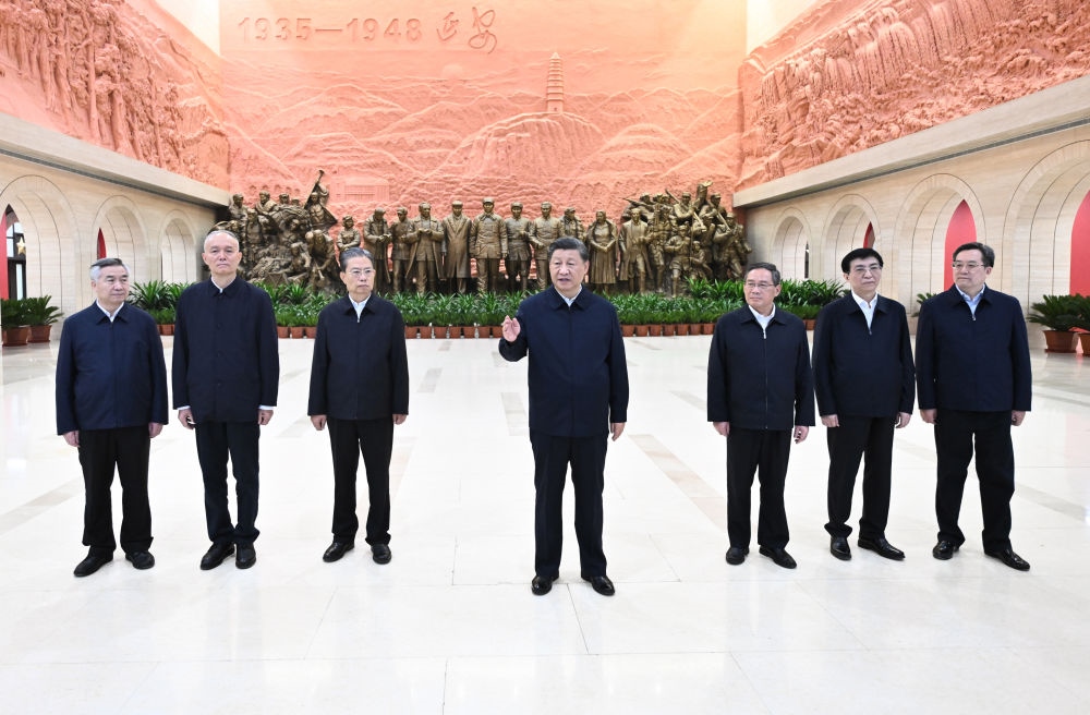 2022年10月27日，習(xí)近平在延安革命紀(jì)念館參觀《偉大歷程——中共中央在延安十三年歷史陳列》結(jié)束時(shí)發(fā)表重要講話。新華社記者 燕雁 攝