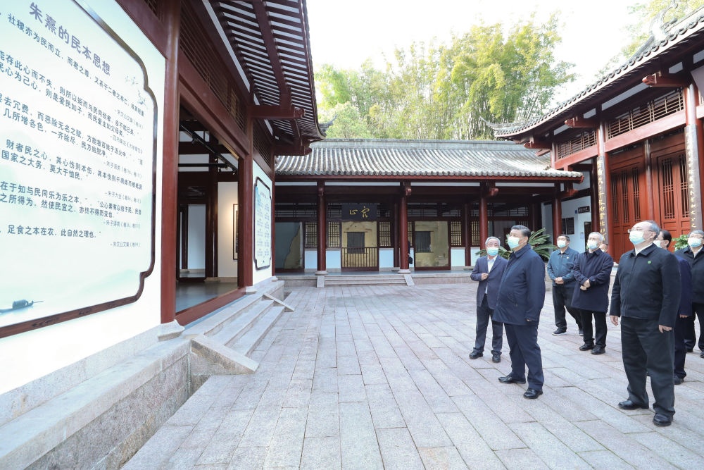 2021年3月22日，習(xí)近平在福建省南平武夷山朱熹園，了解朱熹生平及理學(xué)研究等情況。新華社記者 鞠鵬 攝