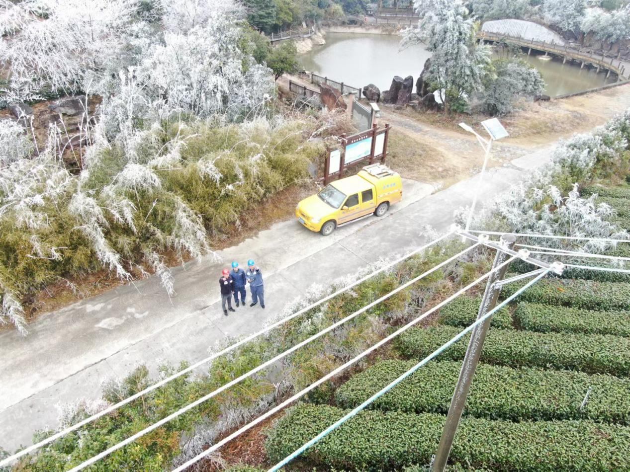 南方電網(wǎng)廣東梅州豐順供電局工作人員對重點線路設(shè)備進行特巡特維。徐會芳攝