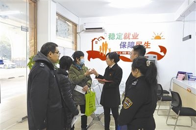  圖③：調(diào)解后，法官現(xiàn)場向當(dāng)事人做釋法析理工作。