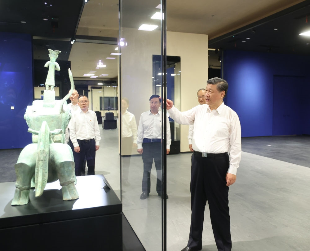 2023年7月26日下午，習(xí)近平在位于四川省德陽(yáng)市廣漢市的三星堆博物館新館參觀。新華社記者 鞠鵬 攝