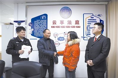  圖②：雙方當(dāng)事人達(dá)成調(diào)解協(xié)議，握手言和。