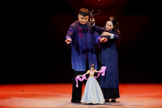 “何以中國·向海泉州”網(wǎng)絡(luò)主題活動現(xiàn)場，蔡思雅和搭檔表演提線木偶戲。