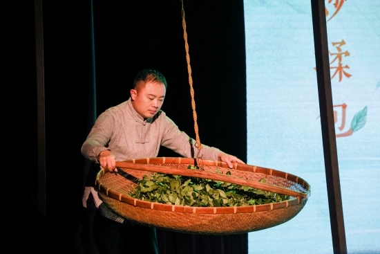 “何以中國·向海泉州”網(wǎng)絡(luò)主題活動現(xiàn)場，魏嘉宏表演搖青。