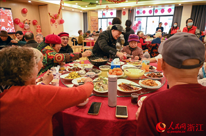 老人們享用公益年夜飯。人民網(wǎng)記者 葉賓得攝