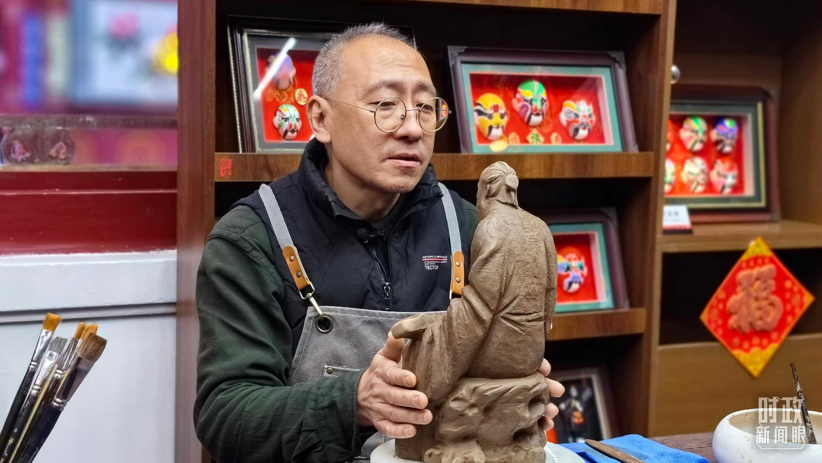 △“泥人張”的匠人正在雕塑。（總臺(tái)央視記者潘毅拍攝）