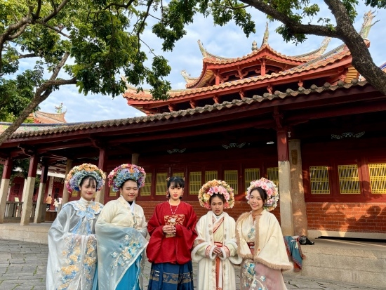 泰國留學生頭戴蟳埔簪花圍在開元寺留影。人民網記者 金慧慧攝