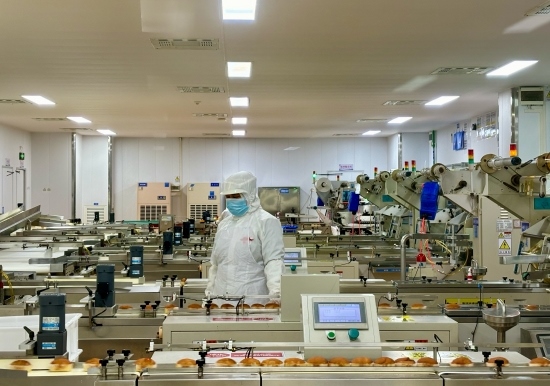 盼盼5G智慧工廠生產線正在進行產品質檢。人民網記者 金慧慧攝