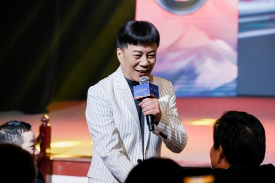 “何以中國·向海泉州”網絡主題活動現場，陳百潭演出時與觀眾互動。泉州廣播電視臺供圖