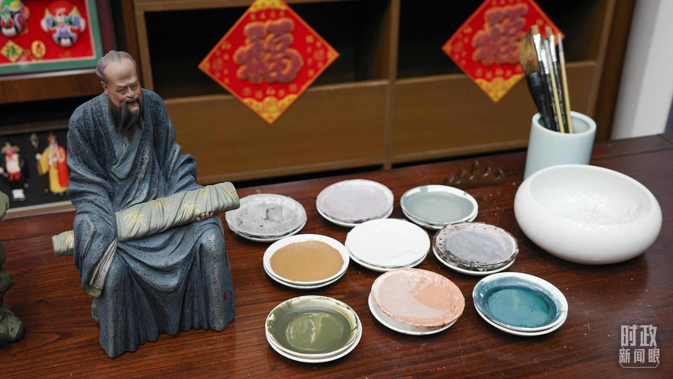 △天津古文化街，泥人張店鋪的上色顏料展示。（總臺(tái)央視記者覃思拍攝）