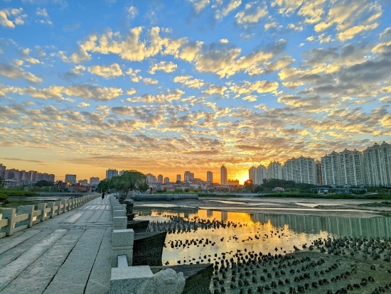 夕陽余暉下的洛陽橋（局部）。受訪者供圖