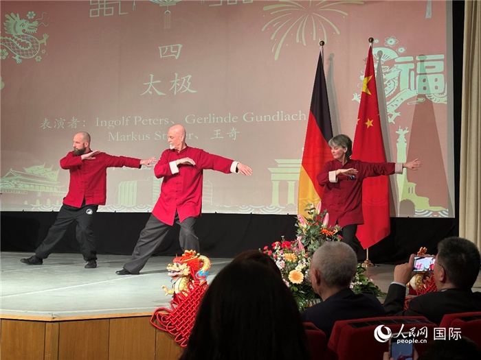 太極，表演者：Ingolf Peters、Gerlinde Gundlach、Markus Stüber