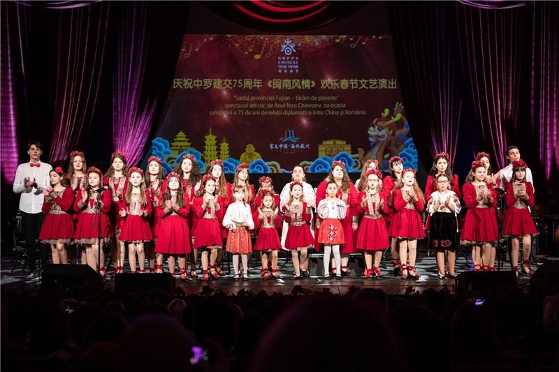 圖為羅小快板兒童合唱團(tuán)在演唱中文歌曲。 中國(guó)駐羅大使館文化處供圖。