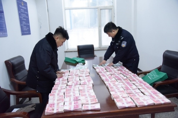 民警清點(diǎn)涉案資金。磐石市公安局供圖