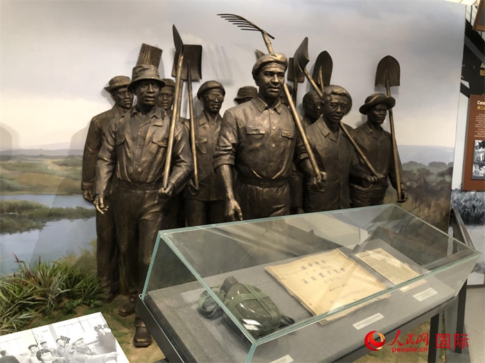 紀念園中展覽的筑路場景 。人民網(wǎng)記者 黃培昭攝