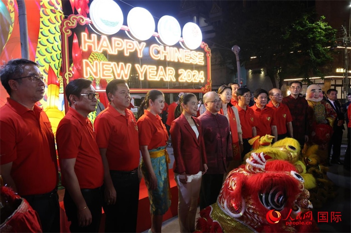 中泰嘉賓在曼谷唐人街耀華力路合影。 人民網(wǎng)記者 張矜若攝