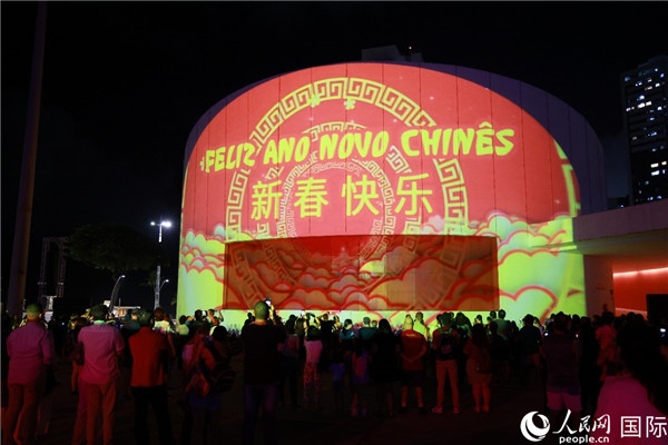 林度夫人公園內劇院的外墻上投影出中國文化元素燈光秀。人民網記者 陳海琪攝