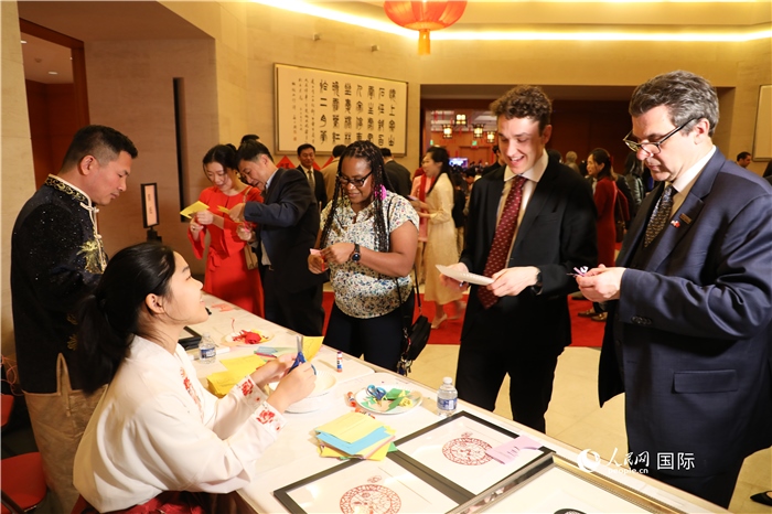 圖為美國民眾體驗(yàn)中國春節(jié)民俗。人民網(wǎng)記者 李志偉攝