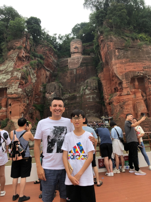 埃爾南多與兒子在廣東佛山。圖片由受訪者提供