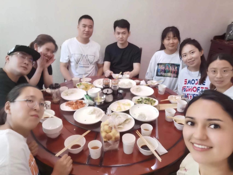 保拉與中國朋友在一起。圖片由受訪者提供
