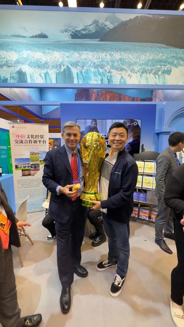 2022年，馬克西米與同事在上海。圖片由受訪者提供
