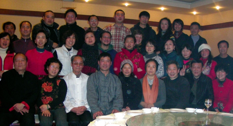 2018年，卡洛斯（二排中間）和武術(shù)學(xué)校的老師同學(xué)一起過春節(jié)。圖片由受訪者提供