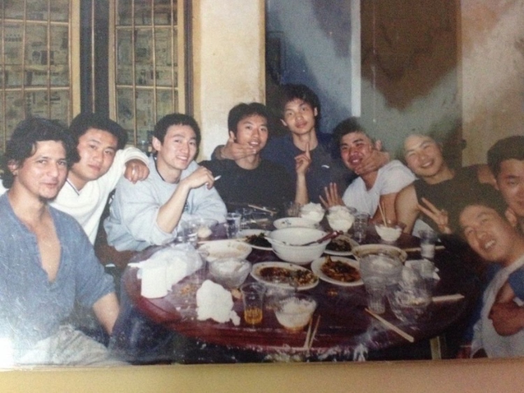 2007 年，卡洛斯·卡斯蒂略（左一）和他的中國朋友在武漢慶祝春節(jié)。圖片由受訪者提供