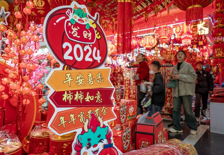 1月11日，顧客在昆明新螺螄灣國(guó)際商貿(mào)城選購(gòu)節(jié)日飾品。新華社記者 陳欣波 攝
