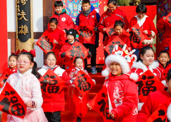 2月2日，小朋友在濟(jì)南五龍?zhí)毒皡^(qū)參加送福字活動(dòng)。新華社發(fā)（徐舟攝）
