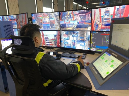 圖為寧波舟山港梅山港區(qū)遠控操作室內(nèi)，橋吊司機在遠程控制橋吊裝卸。新華社記者魏一駿 攝