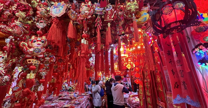 1月19日，市民在北京一商場(chǎng)內(nèi)選購(gòu)春節(jié)裝飾品。新華社記者李欣攝
