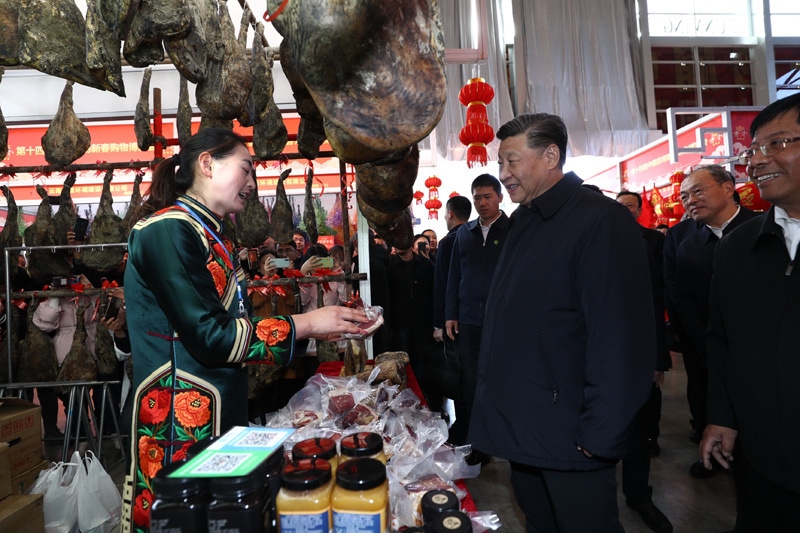 2020年1月19日至21日，中共中央總書記、國家主席、中央軍委主席習(xí)近平來到云南，看望慰問各族干部群眾，向全國人民致以新春祝福。這是20日下午，習(xí)近平在昆明新春購物博覽會年貨街，了解春節(jié)前市場供應(yīng)情況。新華社記者 鞠鵬 攝