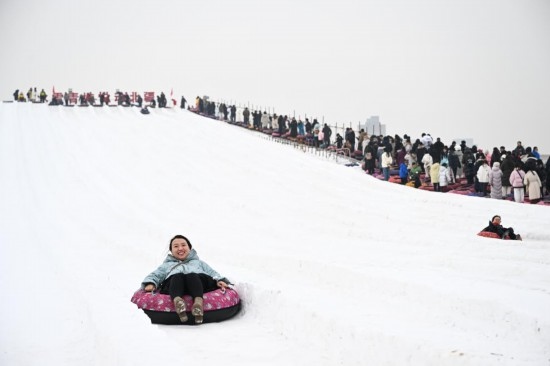 圖為1月18日，市民在內(nèi)蒙古賽馬場(chǎng)滑雪圈。新華社記者 貝赫 攝