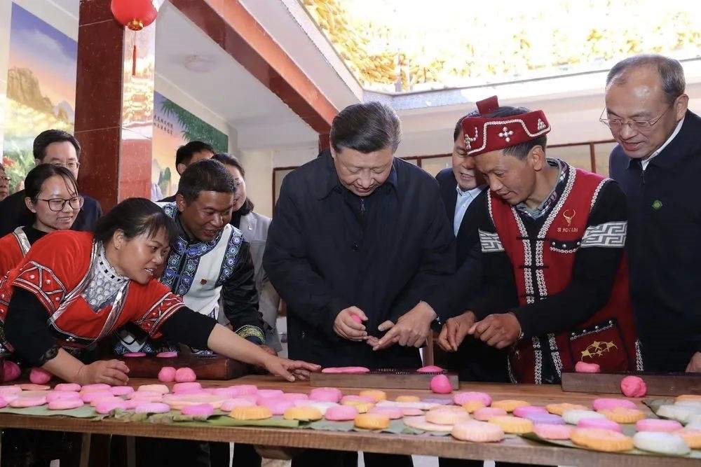 2020年1月19日，習(xí)近平總書記在云南省騰沖市清水鄉(xiāng)三家村中寨司莫拉佤族村，同村民李發(fā)順一家制作當(dāng)?shù)毓?jié)日傳統(tǒng)食品大米粑粑。新華社記者 鞠鵬 攝