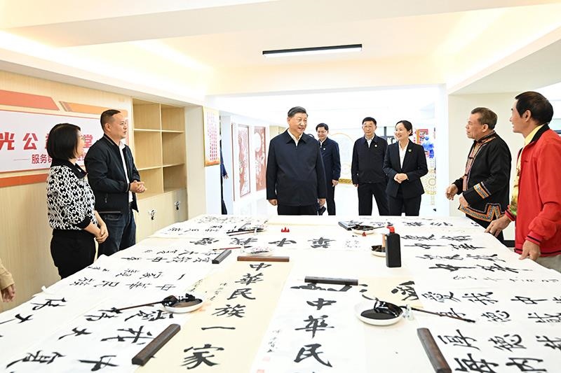 △2023年12月14日，習(xí)近平總書記在廣西南寧市良慶區(qū)蟠龍社區(qū)黨群服務(wù)中心文體活動室同社區(qū)居民親切交流。