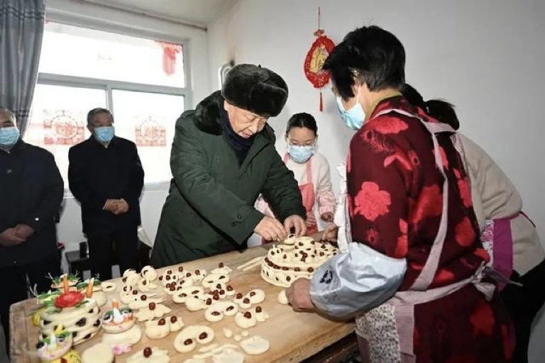 2022年1月26日，習(xí)近平總書記在山西省臨汾市霍州市師莊鄉(xiāng)馮南垣村，同師紅兵一家做年饃。新華社記者 李學(xué)仁 攝