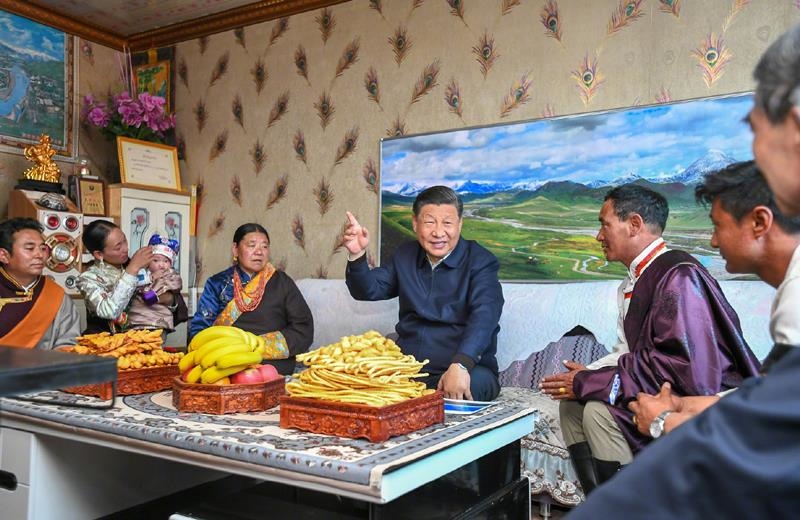 △2021年6月8日，習(xí)近平總書記在青海海北藏族自治州剛察縣果洛藏貢麻村，同藏族牧民索南才讓一家人圍坐在客廳聊家常。
