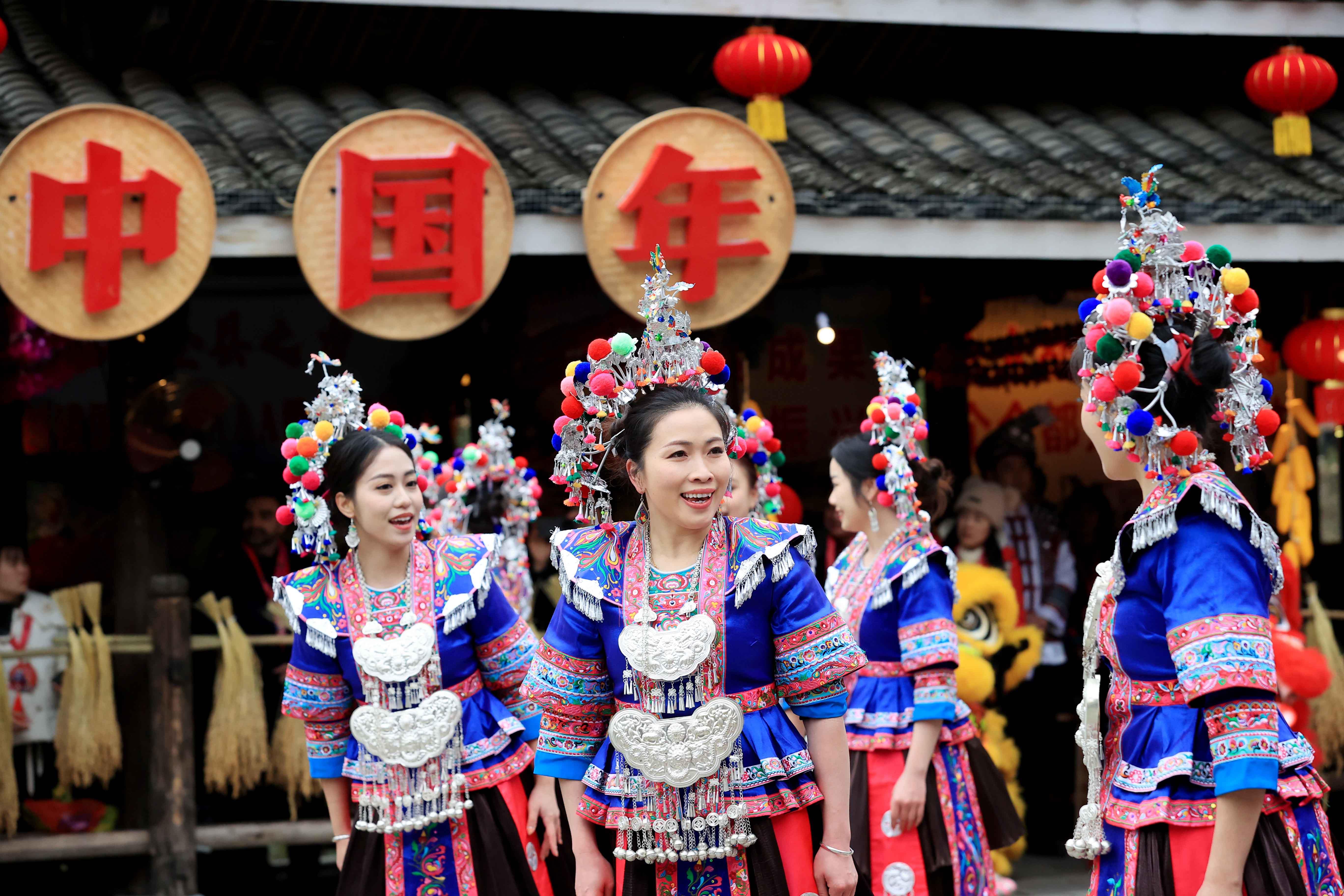 △2024年2月3日，在廣西柳州三江侗族自治縣林溪鎮(zhèn)程陽八寨景區(qū)，“村晚”紅紅火火進行。