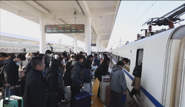 景德鎮(zhèn)北站的旅客陸續(xù)登上回家的列車。中國鐵路南昌局供圖