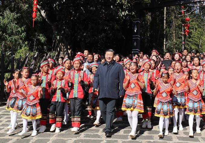 △2020年1月19日，習(xí)近平總書記來到云南騰沖市清水鄉(xiāng)三家村中寨司莫拉佤族村看望鄉(xiāng)親們。告別時，鄉(xiāng)親們唱著《阿佤人民唱新歌》，簇?fù)碇倳涀叱龃蹇?，歌聲笑聲在村寨久久回蕩? width=