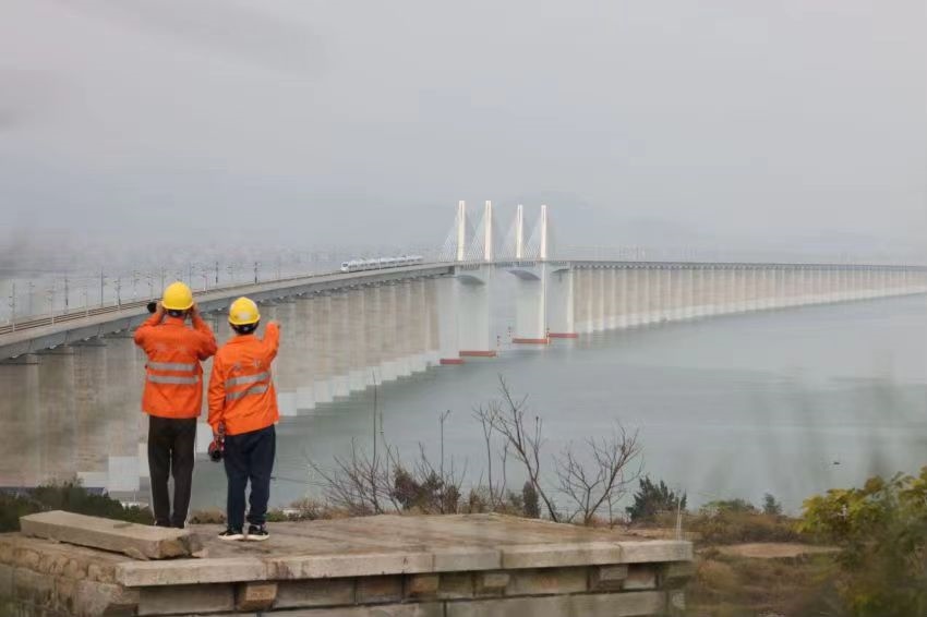 許沖和工友在白天巡視湄洲灣大橋上的供電設備。胡鵬攝